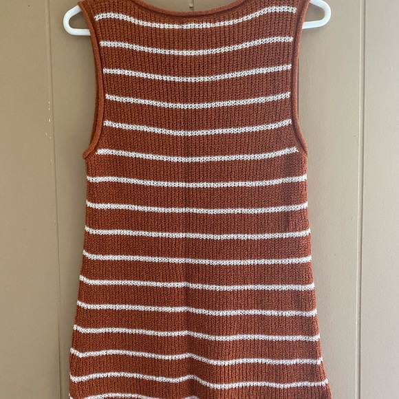 Medium staccato light weight sleeveless sweater top - Picture 2 of 4